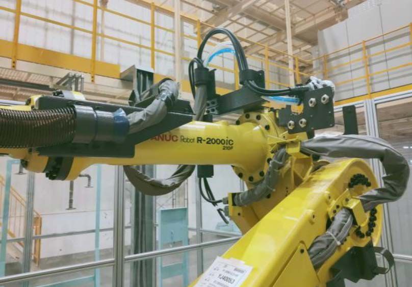 FANUC R2000iC 210F Spot welding dresspack application site
