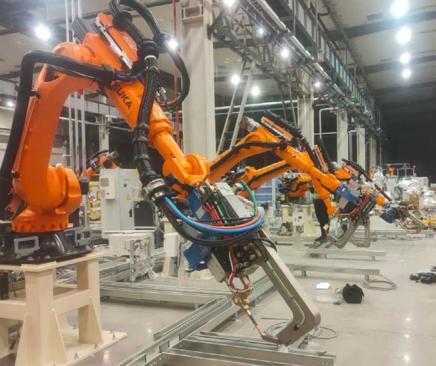 KUKA KR210-2700 Spot welding + aluminium spot welding dresspack application site