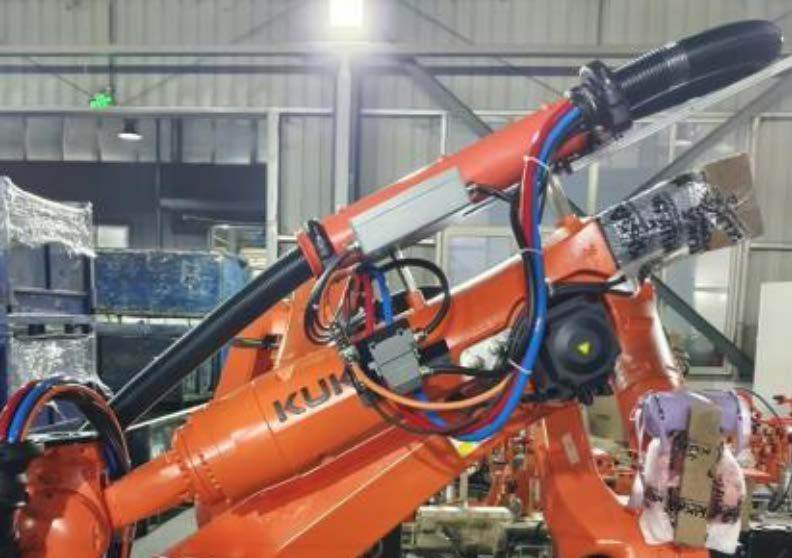 KUKA KR210-2700 · 点焊 · 4 系直筒项目现场图