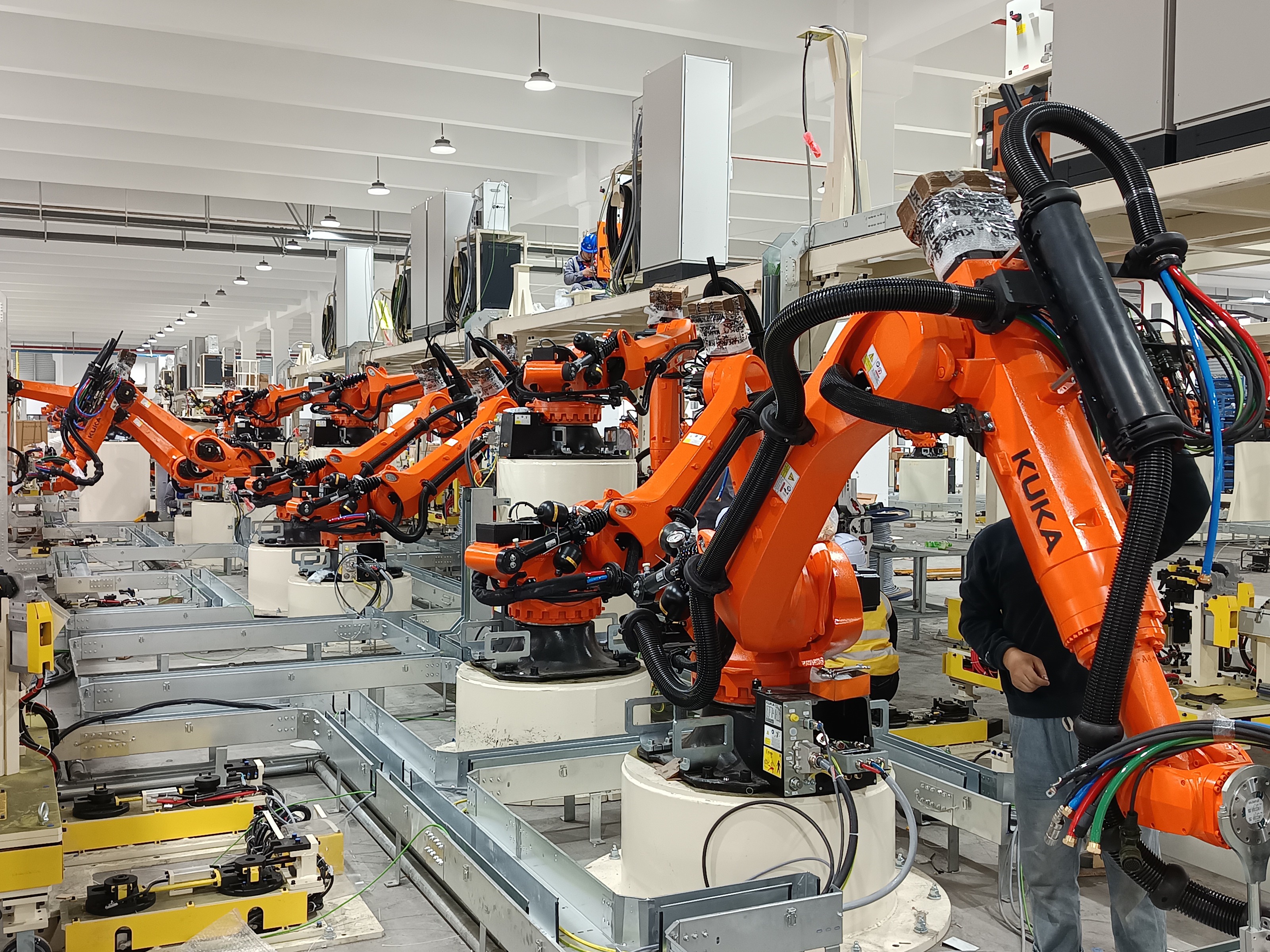 宁波 · KUKA 钢点焊与搬运管线包项目项目现场图
